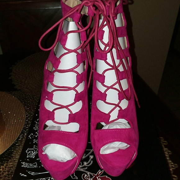 Shoes - Picture 4 of 6